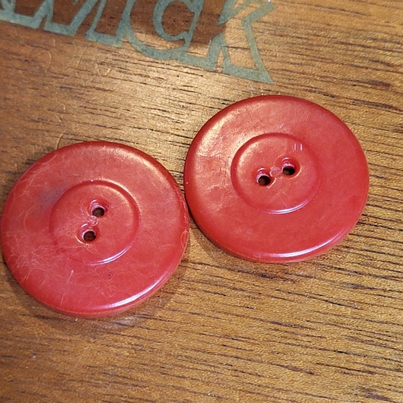 Pair of Vintage Acrylic Round Red Sewing Buttons - Picture 5 of 12